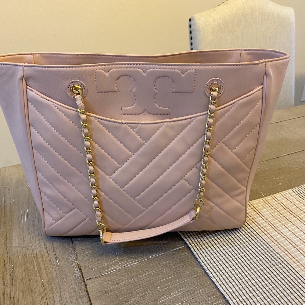 Gently used 🎀 Tory Burch Alexa Quilted Tote - Picture 6 of 8
